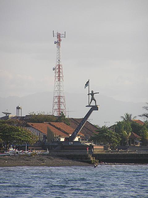 Singaraja waterfront statue.jpg