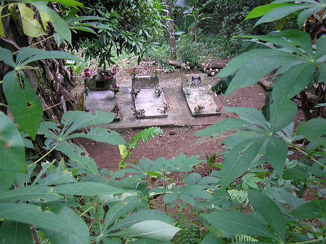 D) family graves in Lelu.jpg