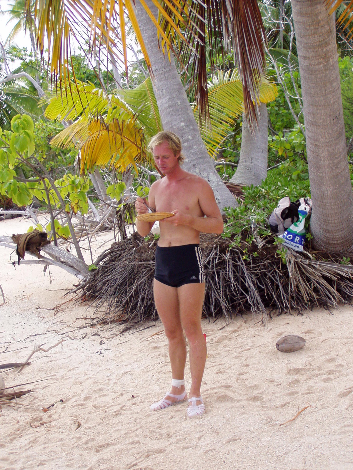 Cooking fish on the beach - Laurent.jpg