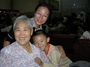 Three generations of very friendly Chinese met in a train station.JPG