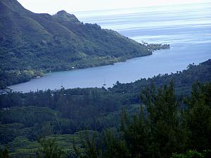 Oponohu Bay from the summit.jpg