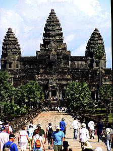 O) Causeway to Angkor Wat.jpg